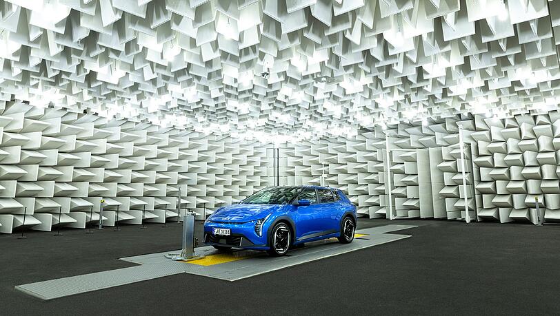 Die neue Semi-Absorber-Kammer ermöglicht Hyundai umfangreiche Autotests in einer technisch definierten Umgebung. Die neue Semi-Absorber-Kammer ermöglicht Hyundai umfangreiche Autotests in einer technisch definierten Umgebung.