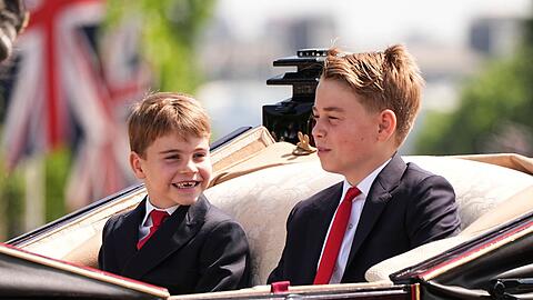 Der britische Prinz George - hier neben seinem kleinen Bruder Louis - soll aufs Elite-Internat Eton gehen. (Archivbild)