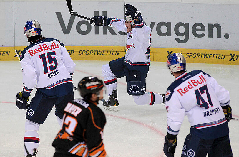 Jubel über das 1:0 des EHC durch Benedikt Brückner.