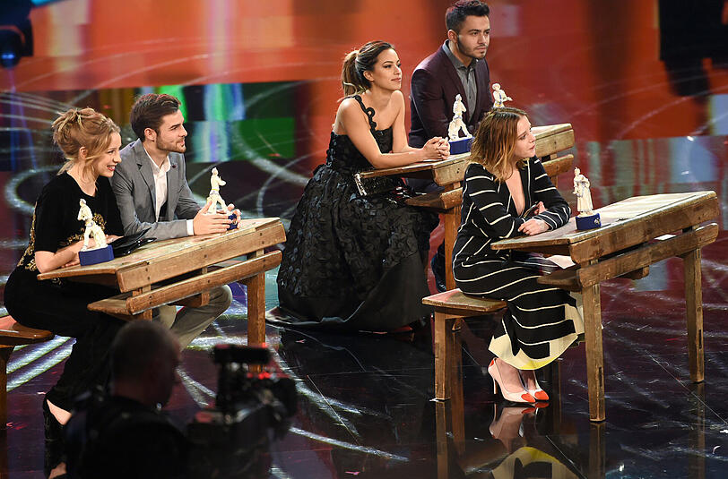 Die Schauspieler Anna Lena Klenke, (l-r), Lucas Reiber, Gizem Emre, Aram Arami und Jella Haase erhalten bei der Verleihung des Bayerischen Filmpreises im Münchner Prinzregententheater ihre Auszeichnung. Das Schüler-Ensemble des Films "Fack ju Göhte 2" wurde mit dem Preis für die besten Nachwuchsdarsteller ausgezeichnet.
