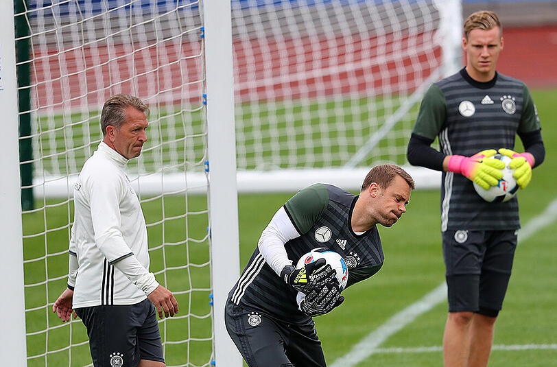 Unter Beschuss: Nationalkeeper Manuel Neuer (Mitte) mit Torwarttrainer Andreas Köpke und Ersatzmann Bernd Leno (rechts).