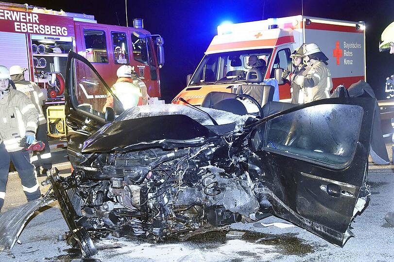 Horror-Crash auf der B304. Eine Frau wurde bei dem Unfall schwer verletzt.