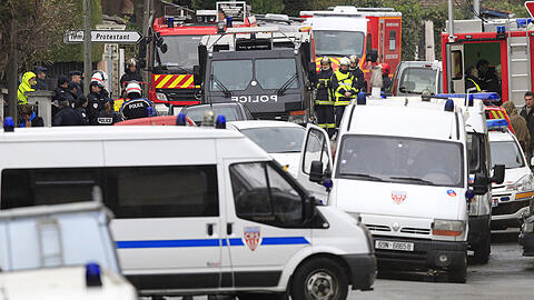 Einsatzfahrzeuge von Polizei und Feuerwehr sind im März 2012 während der Mordserie von Mohamed Merah in Toulouse im Einsatz. Nun steht sein Bruder vor Gericht.