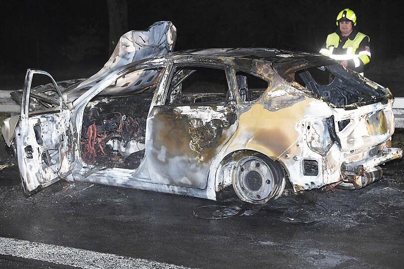 Trümmer und Autowracks auf der A95: Die Bilder vom Bergungseinsatz.
