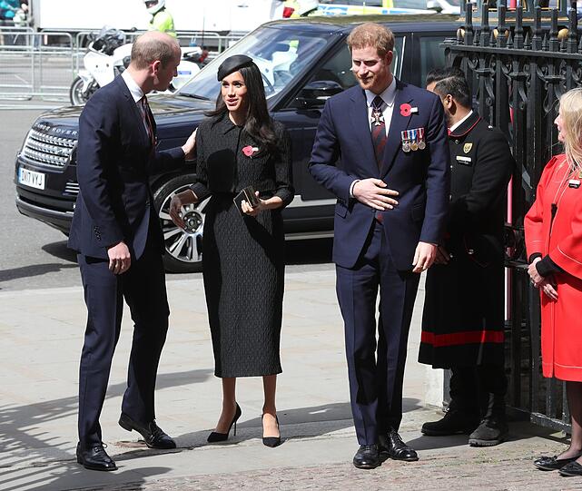 Prinz William unterhält sich mit seiner künftigen Schwägerin Meghan Markle vor der Westminster Abbey. Auch an ihrer Seite - Prinz Harry, der beim ANZAC-Gedenktag nicht fehlen darf.