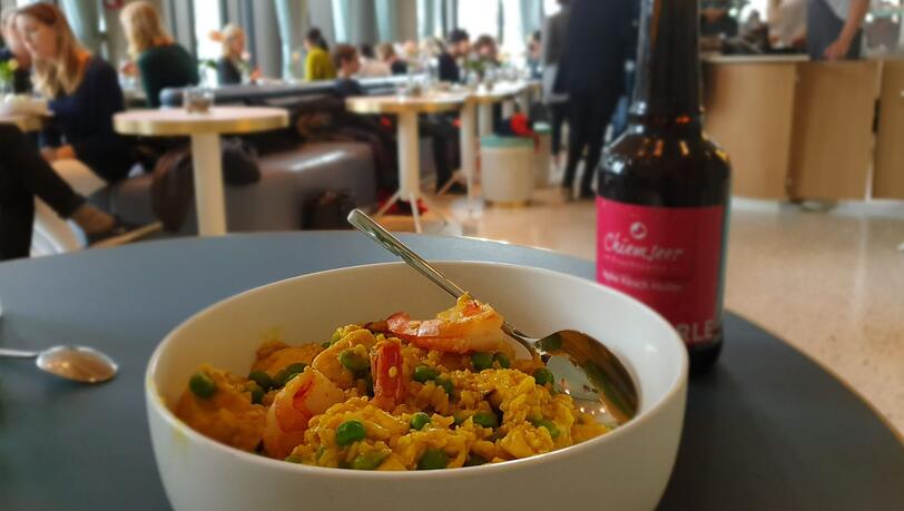 Schicke Kantine mit Paella auf der Karte.