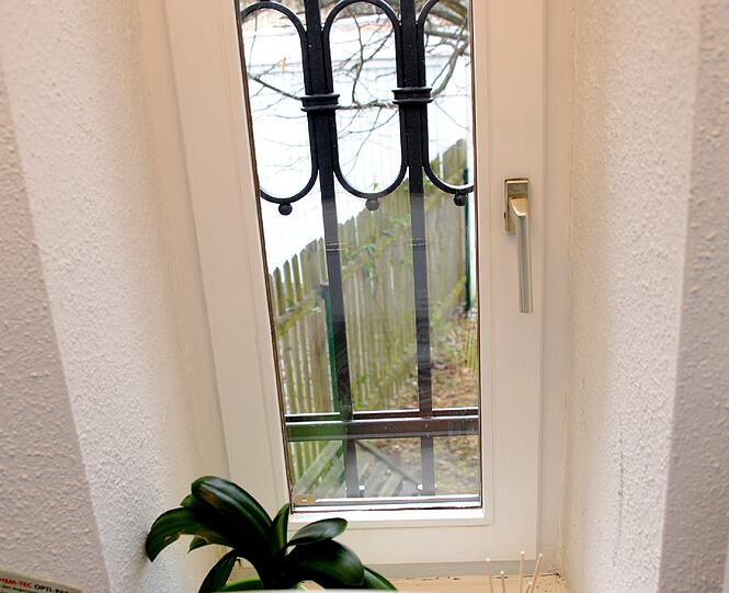 Durch dieses schmale Fenster muss zumindest einer der Einbrecher gekommen sein.