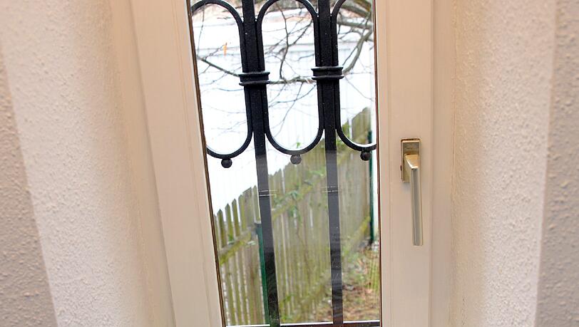 Durch dieses schmale Fenster muss zumindest einer der Einbrecher gekommen sein. Durch dieses schmale Fenster muss zumindest einer der Einbrecher gekommen sein.