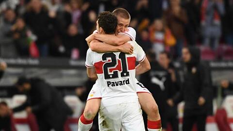 Stuttgarts Benjamin Pavard (vorne) und Stuttgarts Santiago Ascacibar bejubeln das Tor zum 1:0.