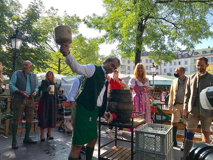 Werner Hochreiter zapft um 11 Uhr am Viktualienmarkt fürs Treffen der "kleinen Wiesnwirte" an. Bis 12 Uhr sind alle zurück in ihren Wirtshäusern.
