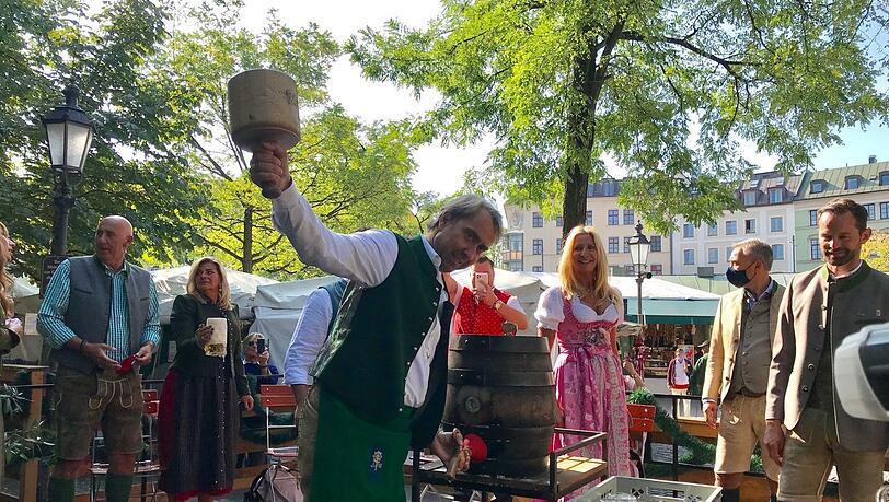 Werner Hochreiter zapft um 11 Uhr am Viktualienmarkt fürs Treffen der "kleinen Wiesnwirte" an. Bis 12 Uhr sind alle zurück in ihren Wirtshäusern. Werner Hochreiter zapft um 11 Uhr am Viktualienmarkt fürs Treffen der "kleinen Wiesnwirte" an. Bis 12 Uhr sind alle zurück in ihren Wirtshäusern.