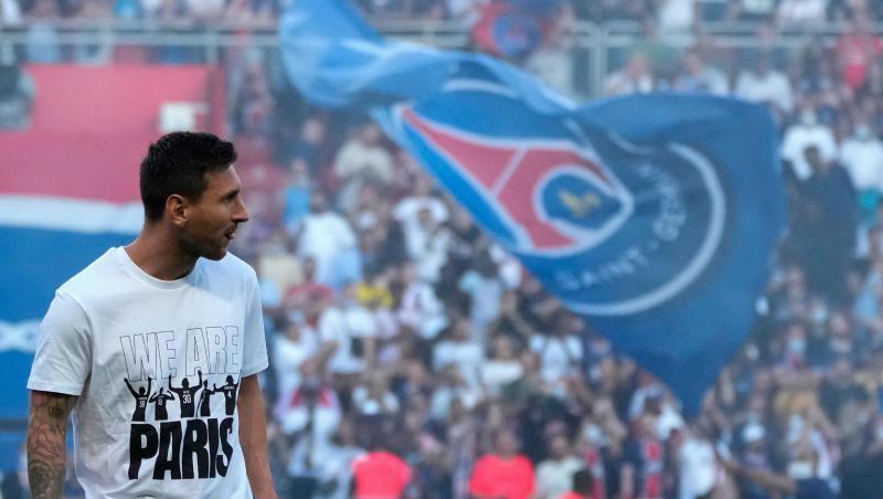 Lionel Messi läuft vor dem Spiel gegen Straßburg über den Platz.