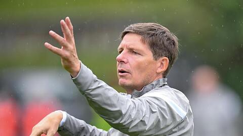 Muss Frankfurts Europa-Auftakt aus der Loge aus verfolgen: Eintracht-Coach Oliver Glasner.