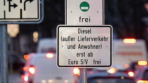 Ein Schild mit der Aufschrift "Umwelt Zone" und "Diesel (außer Lieferverkehr und Anwohner) erst ab Euro 5/V frei" steht an einer Zufahrt zum Mittleren Ring.