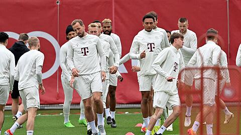 Die Spieler des FC Bayern München nehmen am Abschlusstraining auf dem Vereinsgelände teil.