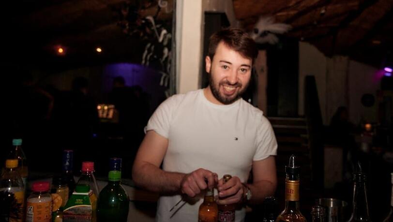 Er ist der letzte Kneipenbesitzer vor den Toren der bayerischen Landeshauptstadt in einer fu&szlig;ballaffinen Gemeinde mit rund 30.000 Einwohnern: Daniel Hoffmann aus Schwabing in seiner Bar, dem TS in Unterhaching.