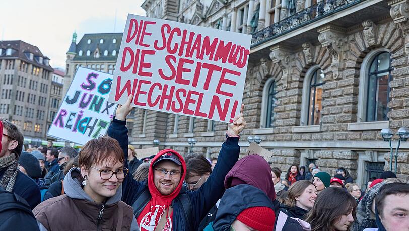 Die Demonstranten forderten: "Die Scham muss die Seite wechseln". Die Demonstranten forderten: "Die Scham muss die Seite wechseln".