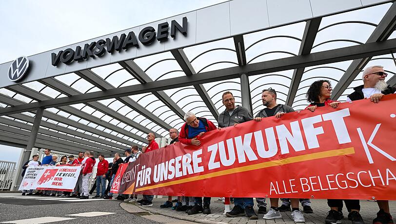 Vor der Betriebsversammlung von VW in Zwickau demonstrieren Besch&auml;ftigte am Werkstor.