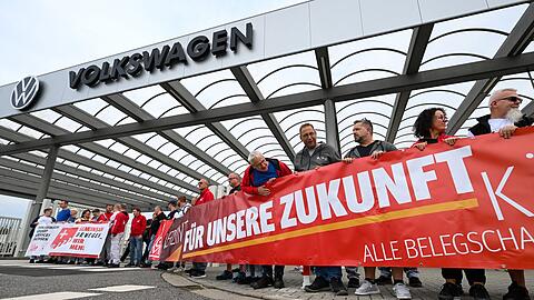 Vor der Betriebsversammlung von VW in Zwickau demonstrieren Besch&auml;ftigte am Werkstor.