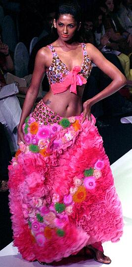 Fashion Week in der indischen Hafenmetropole Mumbai: Manche Kreationen sehen aus, als kämen sie von einem anderen Planeten. Der Stil bewegt sich in gewagter Weise zwischen Lady Gaga, Star Wars und Minnie Maus.