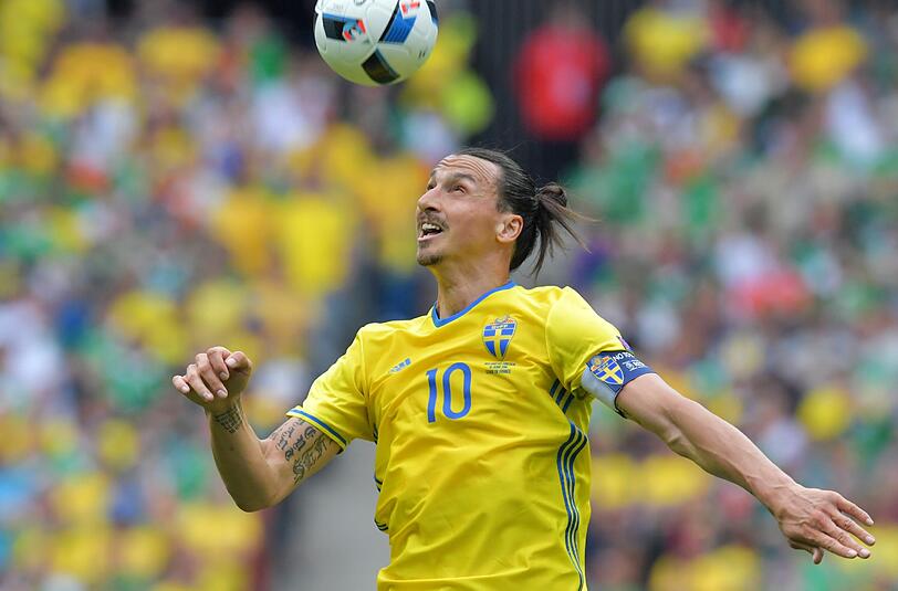 Zlatan Ibrahimovic leitete das Eigentor der Iren ein.
