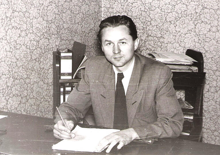 Karl Albrecht in seinem ersten Büro in Essen-Schonnebeck, 1953.