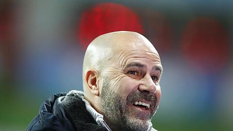 "Lieber da als irgendwo anders", sagt Leverkusens Trainer Peter Bosz über Tabellenplatz eins.