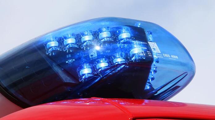 Ein Blaulicht leuchtet auf einem Einsatzwagen der Feuerwehr.