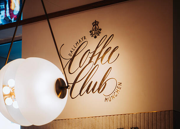 Eine Verbindung aus eleganter Dallmayr-Klassik und modernem Coffeeshop-Zeitgeist findet man ab sofort in der Dienerstraße. Eine Verbindung aus eleganter Dallmayr-Klassik und modernem Coffeeshop-Zeitgeist findet man ab sofort in der Dienerstraße.