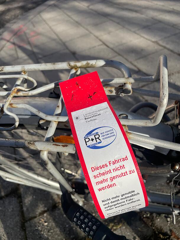 Vier Wochen nachdem diese Banderole am Fahrrad befestigt wurde, wird dieses abgeschleppt, sofern der Besitzer vorher nicht darauf reagiert hat.