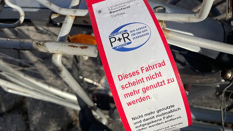 Vier Wochen nachdem diese Banderole am Fahrrad befestigt wurde, wird dieses abgeschleppt, sofern der Besitzer vorher nicht darauf reagiert hat.