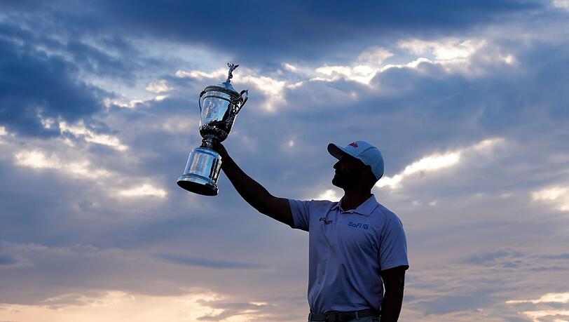 Wyndham Clark pr&auml;sentiert stolz die Troph&auml;e.