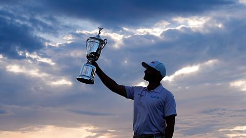 Wyndham Clark pr&auml;sentiert stolz die Troph&auml;e.