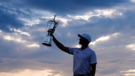 Wyndham Clark pr&auml;sentiert stolz die Troph&auml;e.