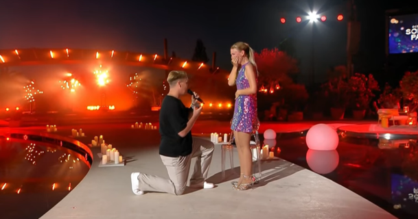 Julian Fiege des Schlager-Duos Neonlicht machte seiner Kollegin und auch Freundin Nadine Ellrich vor laufender Kamera einen Antrag.