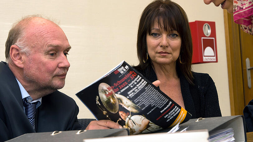 Promi-Anwalt Klaus Rehbock &ndash; hier im Mai 2014 mit der ehemaligen Fürther Landrätin Gabriele Pauli, die gegen die Bild-Zeitung klagte.