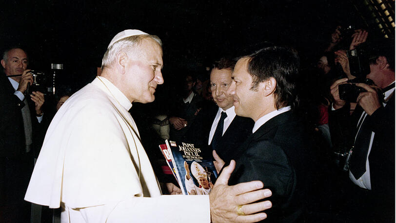 Audienz: Burda schenkt Papst Johannes Paul II. (&dagger; 2005) ein Buch.