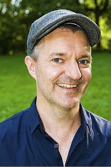 Helmut Pöll liest aus seinem aktuellen Roman "Die Elefanten meines Bruders" vor.