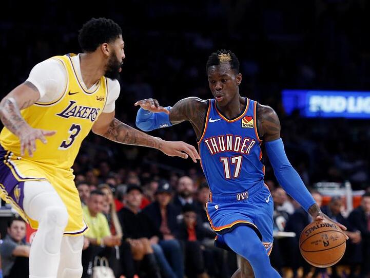 Verlor mit Oklahoma City Thunders bei den Los Angeles Lakers: Dennis Schörder. Dennis Schroeder (l) im Zweikampf gegen Anthony Davis.