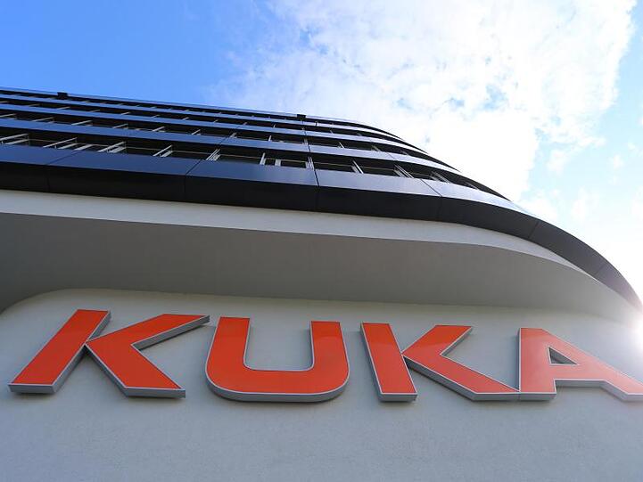 Das Logo des Roboterbauers Kuka aufgenommen am Hauptsitz des Unternehmens. Foto: Karl-Josef Hildenbrand/Archivbild