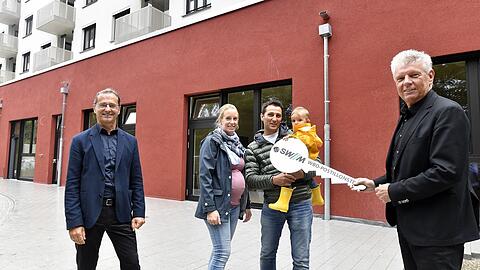 Familie Forte (Mitte) darf bald einziehen.