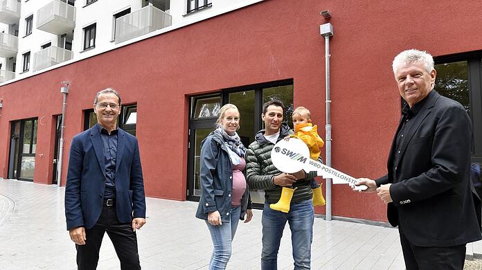 Familie Forte (Mitte) darf bald einziehen.