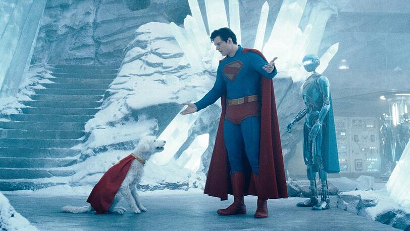 Szene aus dem "Superman"-Reboot von James Gunn: Superman spricht mit Hund Krypto.