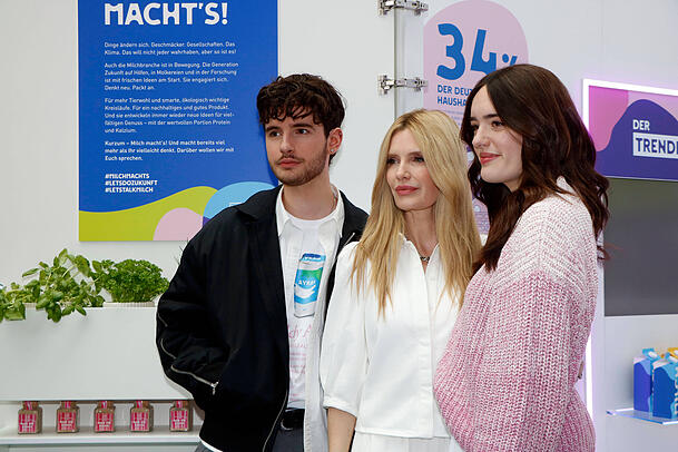 Mirja du Mont (Mitte) an der Seite ihrer Kinder Fayn (l.) und Tara (r.) im Fr&uuml;hjahr 2025.