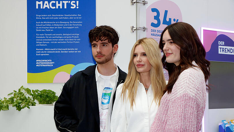 Mirja du Mont (Mitte) an der Seite ihrer Kinder Fayn (l.) und Tara (r.) im Fr&uuml;hjahr 2025.