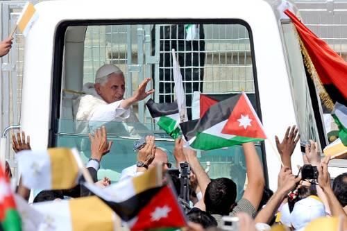 Unübliche Mischung: weiß-gelbe Vatikan-Fahnen zwischen verschiedenen arabischen. Gläubige grüßen den Papst in Amman