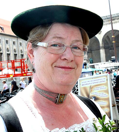 Franziska Huber (59), Verwaltungsangestellte: &bdquo;Ich bin mit meinem Trachtenverein aus Unterföhring hier. Mir gefällt die griechische Kultur und das heutige Zusammentreffen ist sehr freundschaftlich. Die Veranstaltung muss man losgelöst vom Fußball betrachten, das hat nichts mit der EM zu tun. Der Sieg der Deutschen am Freitag tut dem freundschaftlichen Verhältnis hier keinen Abbruch.&ldquo;
