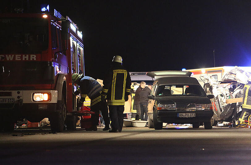 Auf der A7 bei Feuchtwangen ereignete sich am Mittwochabend ein schwerer Unfall. Ein Kleintransporter raste in einen Silozug. Der 19-jährige Beifahrer starb.