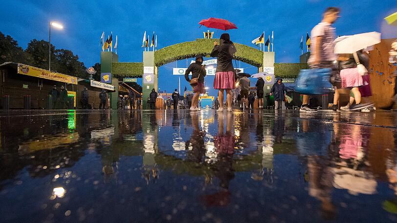 Der Regen bestimmt den Auftakt zum 183. Oktoberfest in München. Erste Wiesnfans standen trotzdem seit 7 Uhr vor den Zelten an.