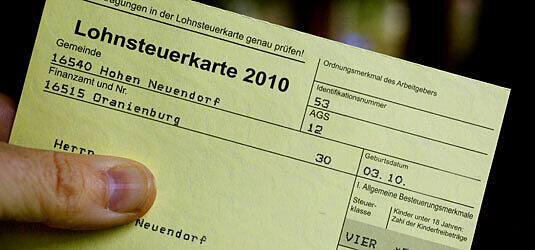Auslaufmodell: Die Lohnsteuerkarte aus Pappe
